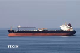 Tàu chở dầu di chuyển qua eo biển Hormuz. (Ảnh: Reuters/TTXVN)