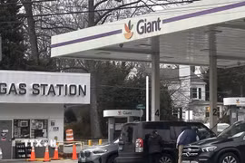 Người dân mua xăng tại một trạm bán lẻ xăng dầu trên Đại lộ Connecticut ở thủ đô Washington của Mỹ. (Ảnh: Ngọc Quang/TTXVN)