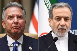 Đặc phái viên của Tổng thống Mỹ, ông Steve Witkoff (trái), và Ngoại trưởng Iran Abbas Araghchi. (Ảnh: IRNA/TTXVN)