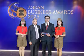 Ông Teo Siong Seng, Chủ tịch Hội đồng Tư vấn Kinh doanh ASEAN tại Singapore, chúc mừng và trao giải thưởng cho Vietjet.