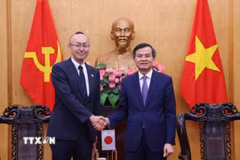 Giám đốc Học viện Chính trị quốc gia Hồ Chí Minh Đoàn Minh Huấn tiếp ông Kobayashi Yosuke, Trưởng đại diện Cơ quan Hợp tác Quốc tế Nhật Bản (JICA) tại Việt Nam. (Ảnh: Văn Điệp/TTXVN)