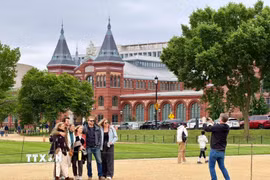 Du khách tham quan Quảng trường Quốc gia tại Washington D.C. (Ảnh: Ngọc Quang/TTXVN)
