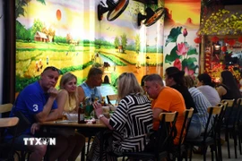 Khách du lịch Nga tại một nhà hàng ẩm thực ở Khánh Hòa. (Ảnh: Phan Sáu/TTXVN)
