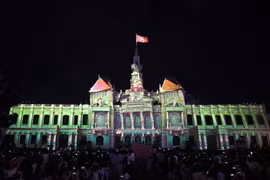Ba tác phẩm 3D mapping gồm “Âm vang Đại Việt”, “Nửa thế kỷ tự hào - Nhịp đập Sài Gòn” và “Kỷ nguyên vươn mình” được trình chiếu trên nền kiến trúc mặt tiền trụ sở Ủy ban Nhân dân Thành phố Hồ Chí Minh. (Ảnh: Hồng Đạt/TTXVN)