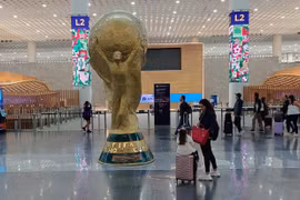 Mô hình cup vàng World Cup 2026 tại Sân bay quốc tế Benito Juárez, thủ đô Mexico City, Mexico. (Ảnh: Phi Hùng/TTXVN)