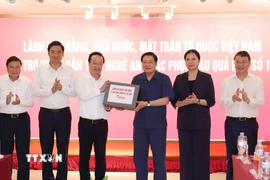 Đồng chí Phan Đình Trạc thay mặt lãnh đạo Đảng, Nhà nước trao quà hỗ trợ nhân dân tỉnh Nghệ An. (Ảnh: Phương Hoa/TTXVN)
