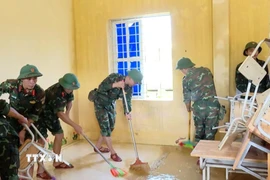 Bộ chỉ huy quân sự tỉnh đã huy động cán bộ, chiến sĩ phối hợp với dân quân địa phương cùng các thầy, cô giáo nhanh chóng tiếp cận, giúp các trường học khắc phục hậu quả sau bão tại Trường Tiểu học Minh Thọ, xã Nông Cống. (Ảnh: Nguyễn Nam/TTXVN)