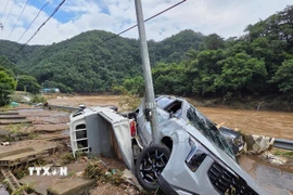 Phương tiện bị phá hủy sau những trận mưa lớn tại Gapyeong, Hàn Quốc. (Ảnh: Yonhap/TTXVN)