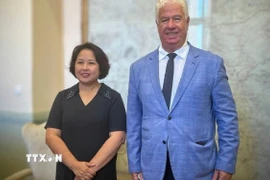 Đại sứ Phạm Thị Thu Hương gặp Thống đốc vùng quần đảo Ionian Yianis Trepeklis. (Ảnh TTXVN phát)