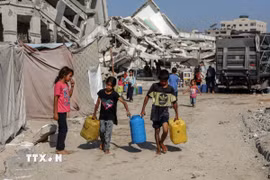 Trẻ em Palestine lấy nước sinh hoạt tại khu vực Sheikh Radwan, Gaza. (Ảnh: THX/TTXVN)