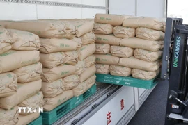Gạo dự trữ được chuyển tới nhà máy xay xát ở tỉnh Saitama, Nhật Bản, ngày 18/3. (Ảnh: Kyodo/TTXVN)