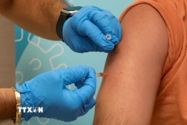 Nhân viên y tế tiêm vaccine phòng bệnh đậu mùa khỉ cho người dân. (Ảnh: THX/TTXVN)