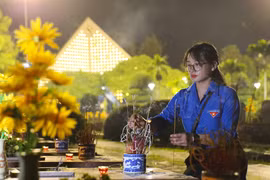 Đoàn viên thanh niên tỉnh Điện Biên thành kính dâng hương tưởng nhớ các Anh hùng liệt sỹ tại Nghĩa trang Liệt sỹ quốc gia A1. (Ảnh: Xuân Tư/TTXVN)