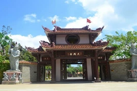 Cổng chùa Thiên Hưng.