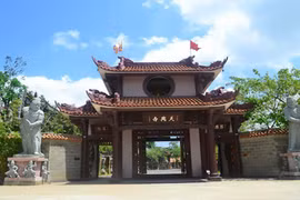 Cổng chùa Thiên Hưng.