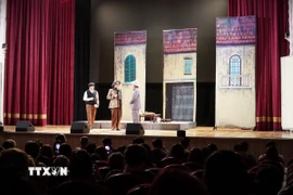 Vở kịch nói “Lá đơn thứ 72” trên sân khấu Đại học Tài chính ở Moskva. (Ảnh: Tâm Hằng/TTXVN)