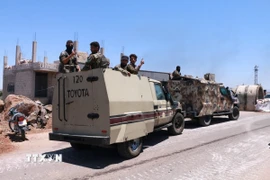 Lực lượng an ninh Syria được triển khai tại khu vực lân cận phía Tây tỉnh Sweida, miền Nam Syria, ngày 14/7/2025. (Ảnh: THX/TTXVN)