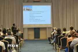 Những thành tựu trong ứng dụng thảo dược và phương pháp trị liệu cổ truyền để hỗ trợ điều trị ung thư tại Bệnh viện Y học Cổ truyền Trung ương nhận được sự quan tâm đặc biệt từ các đại biểu quốc tế. (Ảnh: TTXVN phát)