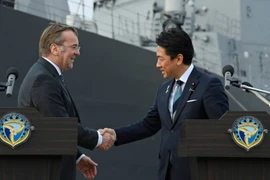 Bộ trưởng Quốc phòng Nhật Bản Shinjiro Koizumi và người đồng cấp Đức Boris Pistorius. (Ảnh: AFP)