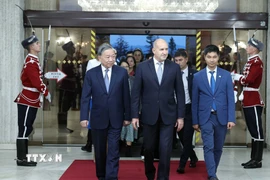 Tổng Bí thư Tô Lâm và Phu nhân với Tổng thống Cộng hòa Bulgaria Rumen Radev và Phu nhân tham quan Bảo tàng lịch sử Quốc gia Bulgaria. (Ảnh: Thống Nhất/TTXVN)