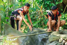 Nước lấy để cúng được hứng trực tiếp từ sông, suối. (Ảnh: Khánh Hòa/TTXVN)