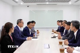 Đoàn đại biểu Hội Nhà báo Việt Nam gặp, làm việc với Ban lãnh đạo Câu lạc bộ các nhà báo Campuchia (CCJ). (Ảnh: Quang Anh/TTXVN)