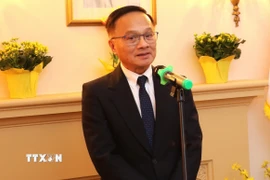 Chủ tịch Hội doanh nhân Việt Nam Canada (VCBA) Bờ Đông, ông Chung Vinh phát biểu. (Ảnh: Trung Dũng/TTXVN)