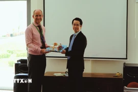 Đại sứ Việt Nam tại Brunei, Trần Anh Vũ trao tặng sách cho lãnh đạo Trường ISB. (Ảnh: TTXVN phát)