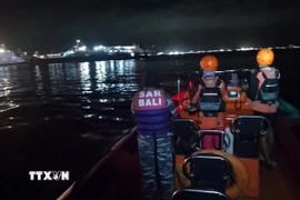 Lực lượng cứu hộ tìm kiếm người mất tích sau vụ chìm phà ở ngoài khơi đảo Bali, Indonesia ngày 3/7/2025. (Ảnh: THX/TTXVN)
