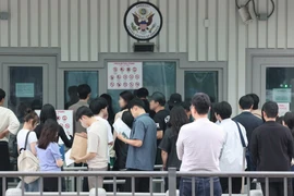 Người dân xếp hàng trước Đại sứ quán Mỹ tại quận Jongno của Seoul ngày 28/5/2025. (Ảnh: News1)