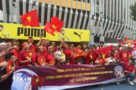 Rất đông cổ động viên đến sân cổ vũ cho tuyển Việt Nam. (Ảnh: Hằng Linh/TTXVN)