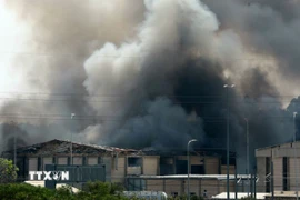 Khói bốc lên sau vụ tấn công bằng tên lửa của Iran xuống thành phố Herzliya, miền Trung Israel. (Ảnh: )THX/TTXVN