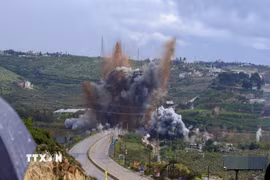 Hiện trường vụ không kích của Israel nhằm vào cây cầu bắc qua sông Litani ở Qasmiyeh, miền Nam Liban, ngày 22/3/2026. (Ảnh: THX/TTXVN)