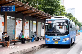 Trạm dừng xe buýt trên đường Hàm Nghi, phường Bến Thành, Thành phố Hồ Chí Minh. (Ảnh: Hồng Đạt/TTXVN)