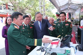 Tổng Bí thư Tô Lâm tham quan gian trưng bày sản phẩm công nghiệp quốc phòng. (Ảnh: Trọng Đức/TTXVN)