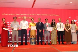 Tổng Lãnh sự Việt Nam tại thành phố Sydney Nguyễn Thanh Tùng (thứ 5 từ trái sang) vinh danh và trao tặng giấy khen cho các tổ chức và cá nhân đã có những thành tích xuất sắc và đóng góp có ý nghĩa cho cộng đồng. (Ảnh: Thanh Tú/TTXVN)