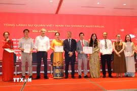 Tổng Lãnh sự Việt Nam tại thành phố Sydney Nguyễn Thanh Tùng (thứ 5 từ trái sang) vinh danh và trao tặng giấy khen cho các tổ chức và cá nhân đã có những thành tích xuất sắc và đóng góp có ý nghĩa cho cộng đồng. (Ảnh: Thanh Tú/TTXVN)