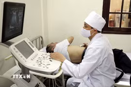 Bác sỹ quân y siêu âm cho người dân ở thị trấn Đồng Đăng, huyện Cao Lộc, tỉnh Lạng Sơn. (Ảnh: Văn Đạt/TTXVN)