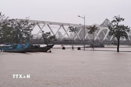 Bờ Nam sông Hương, phường Thuận Hóa, thành phố Huế bị ngập sáng 27/10. (Ảnh: Nguyên Lý/TTXVN)