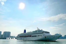 Tàu Piano Land mang theo khoảng 1.000 du khách đến từ Trung Quốc cập Cảng tàu khách quốc tế Hạ Long, thành phố Hạ Long (Quảng Ninh). (Ảnh: TTXVN phát)