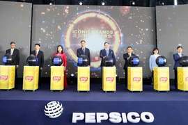 Các đại biểu thực hiện nghi thức bấm nút khánh thành Nhà máy. (Ảnh: Đại Nghĩa/TTXVN)