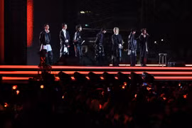 Ngay trong ngày diễn ra concert, album mới mang tên "ARIRANG" của BTS đã cán mốc gần 4 triệu bản được bán ra chỉ trong 24 giờ đầu tiên. Ước tính riêng đêm diễn 21/3 đã tạo ra hiệu ứng kinh tế trực tiếp và gián tiếp trị giá hơn 1.200 tỷ won (khoảng 900 triệu USD). (Ảnh: Kyodo/TTXVN)