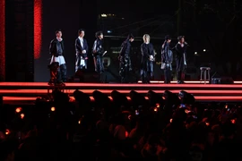 Ngay trong ngày diễn ra concert, album mới mang tên "ARIRANG" của BTS đã cán mốc gần 4 triệu bản được bán ra chỉ trong 24 giờ đầu tiên. Ước tính riêng đêm diễn 21/3 đã tạo ra hiệu ứng kinh tế trực tiếp và gián tiếp trị giá hơn 1.200 tỷ won (khoảng 900 triệu USD). (Ảnh: Kyodo/TTXVN)