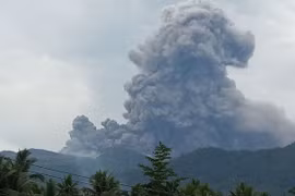 Núi lửa Dukono phun tro bụi. (Ảnh: AFP)