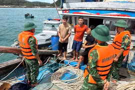 Đồn Biên phòng Thanh Lân (Ban Chỉ huy Bộ đội Biên phòng Quảng Ninh) kêu gọi ngư dân đưa tàu thuyền vào nơi tránh trú an toàn. (Ảnh: TTXVN phát)