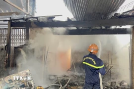 Lực lượng chữa cháy khống chế ngọn lửa. (Ảnh: TTXVN phát)