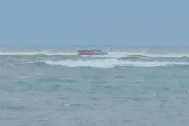 Vụ lật tàu cá ở cửa biển Nhật Lệ: Một thuyền viên tử vong do kiệt sức