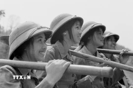Nữ thanh niên xung phong đại đội 25 thanh niên xung phong trên cung đường Quyết thắng ngày đêm dũng cảm bám đường, sửa chữa kịp thời đảm bảo giao thông thông suốt, an toàn. (Ảnh: TTXVN)