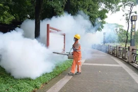 Một nhân viên vệ sinh phun thuốc trừ sâu để ngăn chặn sự lây lan của bệnh Chikungunya. (Ảnh: Getty images)