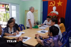 Quang cảnh một buổi thảo luận góp ý vào dự thảo văn kiện Đại hội XIV của Đảng tại Chi bộ Khu phố 1 Trần Hưng Đạo, phường Tuy Hòa, tỉnh Đắk Lắk. (Ảnh: Xuân Triệu/TTXVN)